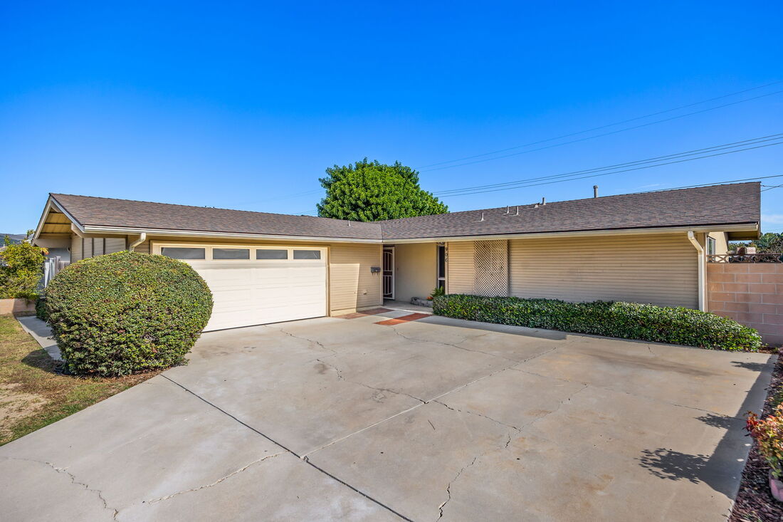 garage and front view of Ventura home for sale