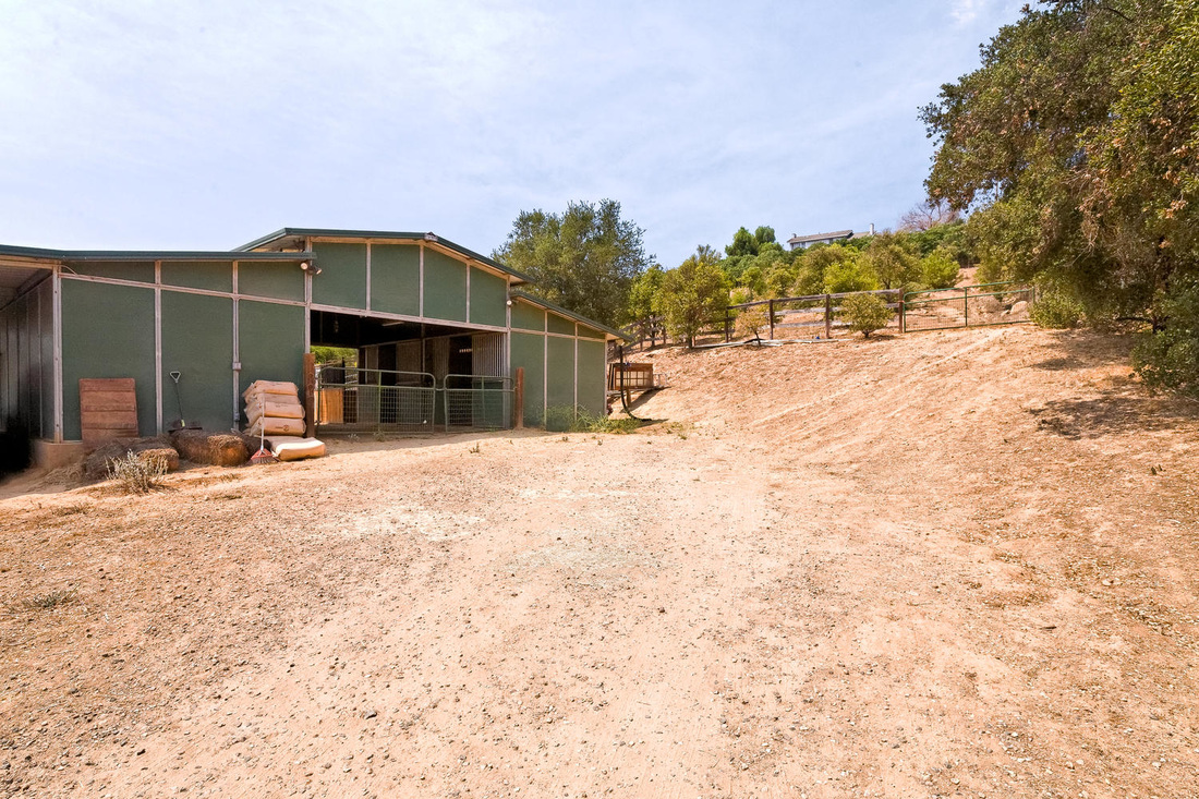 horse barn at Ojai home for sale