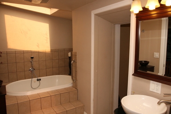 Master Bathroom in Oak View House for Sale